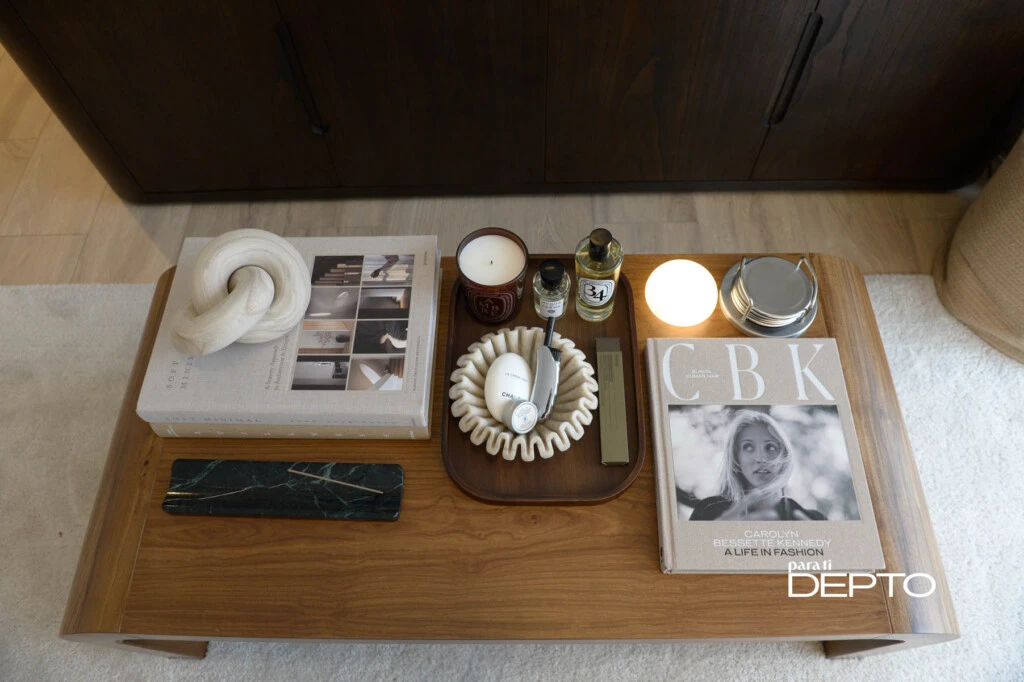 Complementos de una mesa de un creador de contenido (viral) de fashion y beauty. 