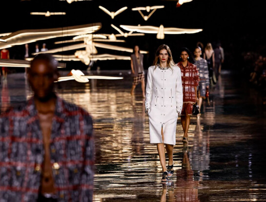 Chanel primavera-verano 2027: Matthieu Blazy hizo del Grand Palais un cielo y le dio nueva ligereza a los códigos de la maison