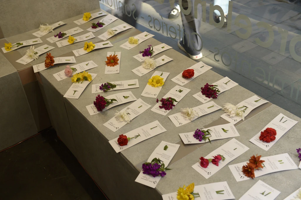 Un pequeño gesto que hizo la diferencia: San Lorenzo Design sorprendió a los visitantes con la entrega de flores durante La Noche del Diseño.