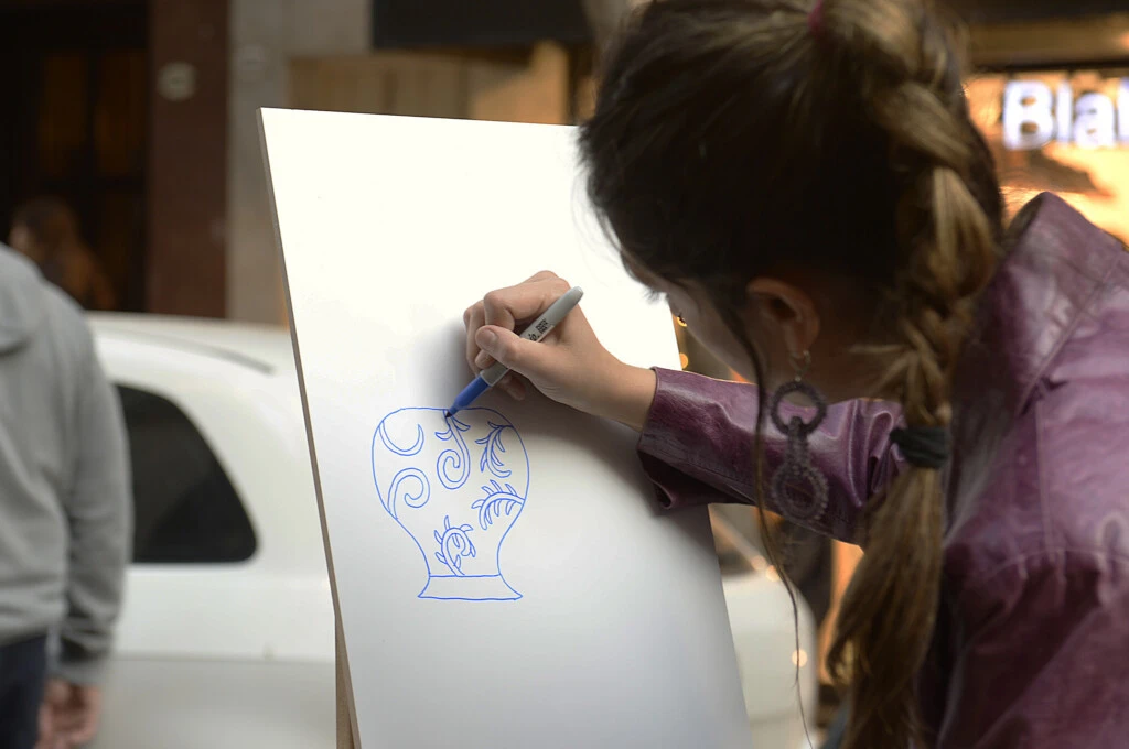 La artista visual Agustina Ramos pintó en vivo durante la activación de San Lorenzo Design, donde el arte y el diseño dialogaron con las texturas y posibilidades expresivas del porcelanato.