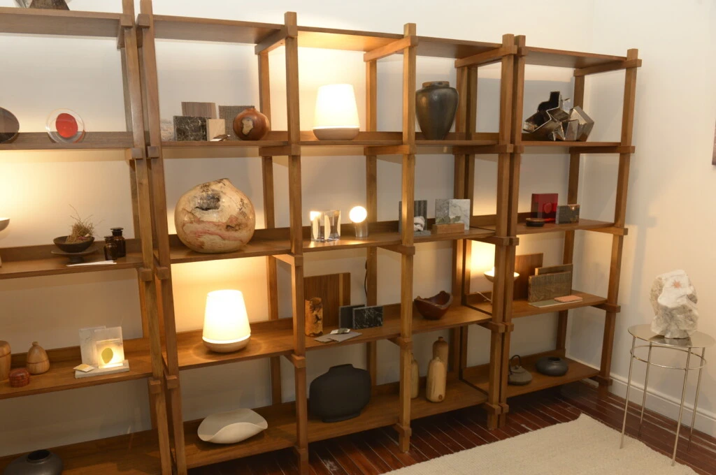 Las obras, los materiales naturales y las texturas se integraron en una propuesta curada por Juli Serret, donde cada pieza invitó a explorar el vínculo entre diseño, emociones y bienestar.