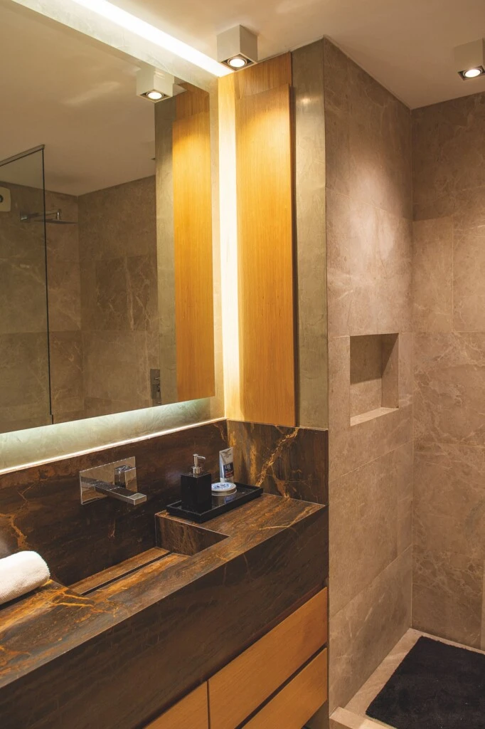 El baño está integrado al dormitorio. 