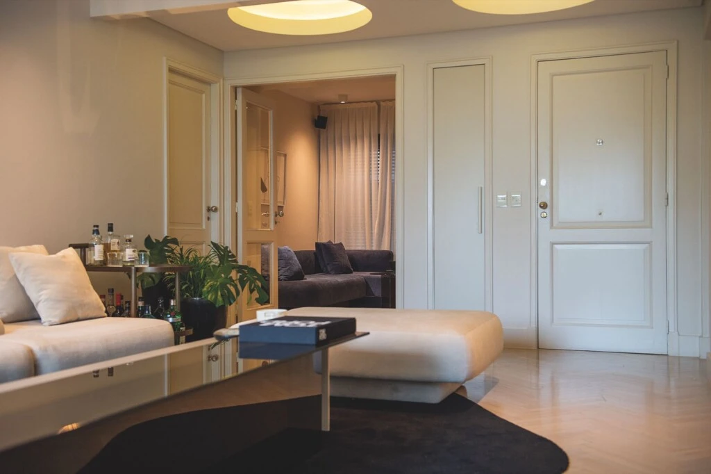 El playroom fue integrado al living mediante una estrategia de continuidad visual. 