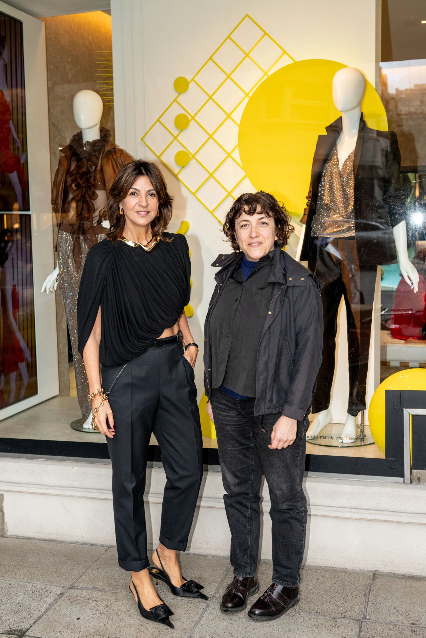 Eva y Mariela Vita, artista a cargo de la intervención de la vidriera.