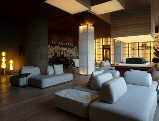 Casa FOA 2026: un cielorraso de cajas de madera conecta la historia y el futuro del Palacio Molina