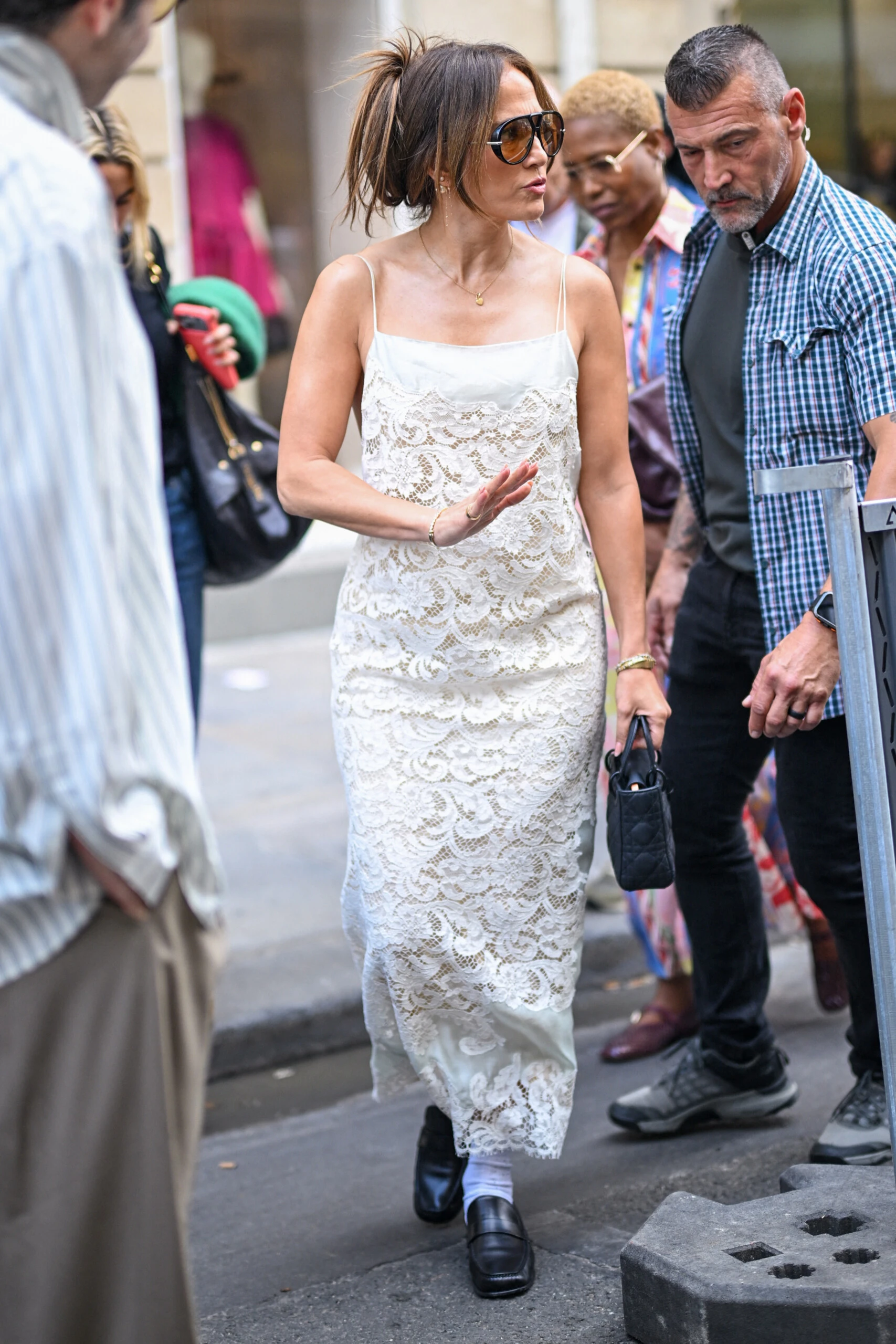 Jennifer López y su look de tendencia en París.