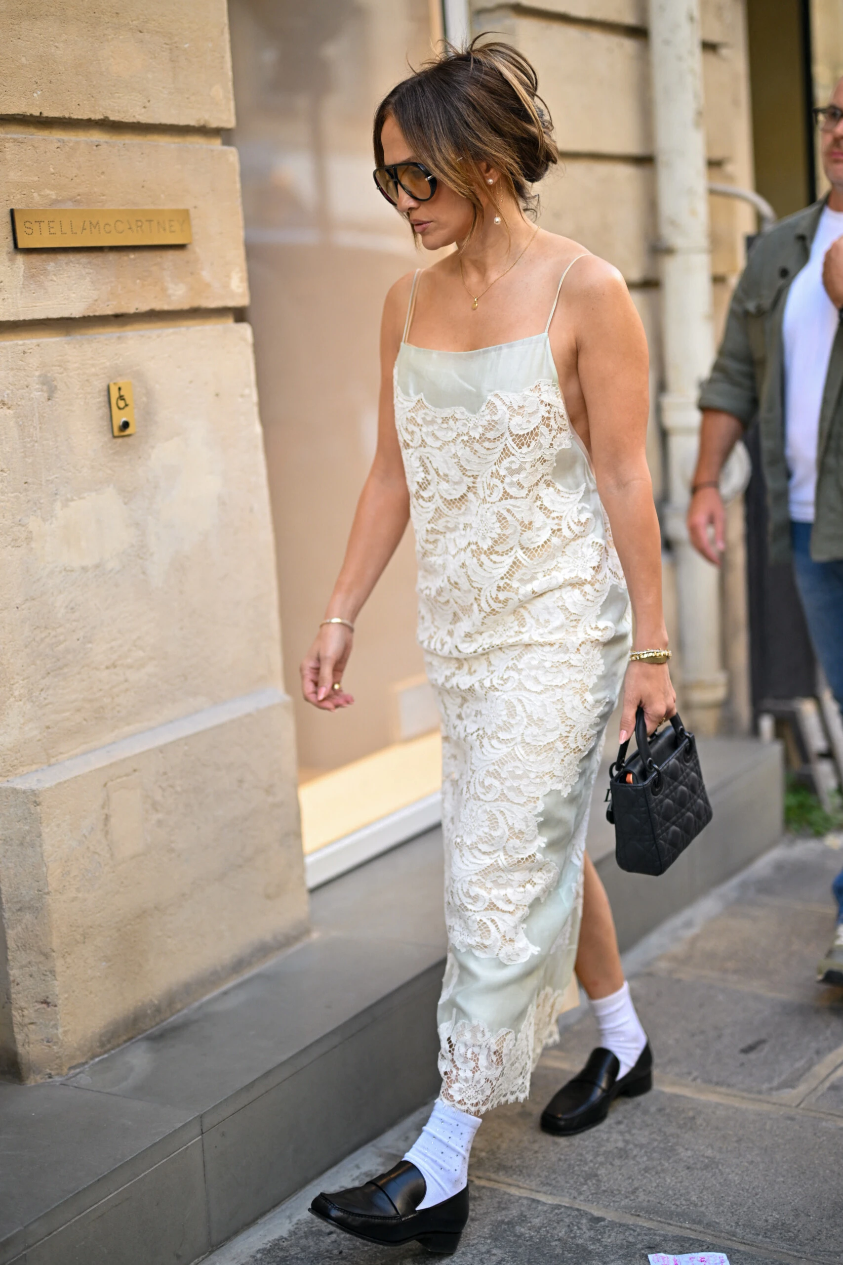 Jennifer López y su look de tendencia en París.