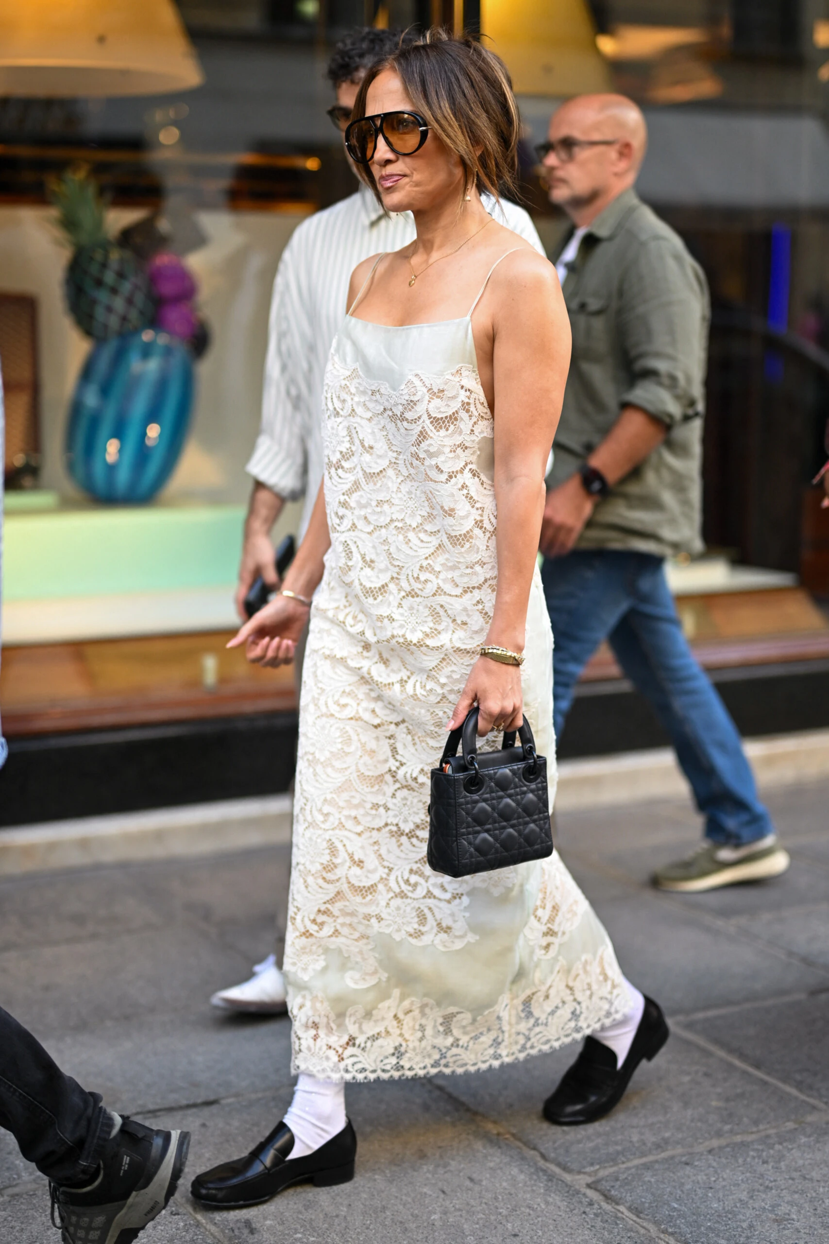Jennifer López y su look de tendencia en París.