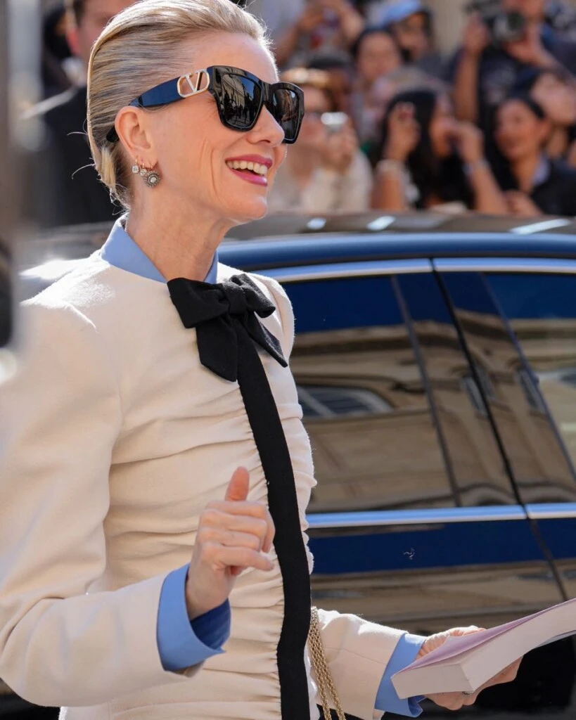 Naomi Watts sorprendió con peinado original en el desfile de Valentino en París