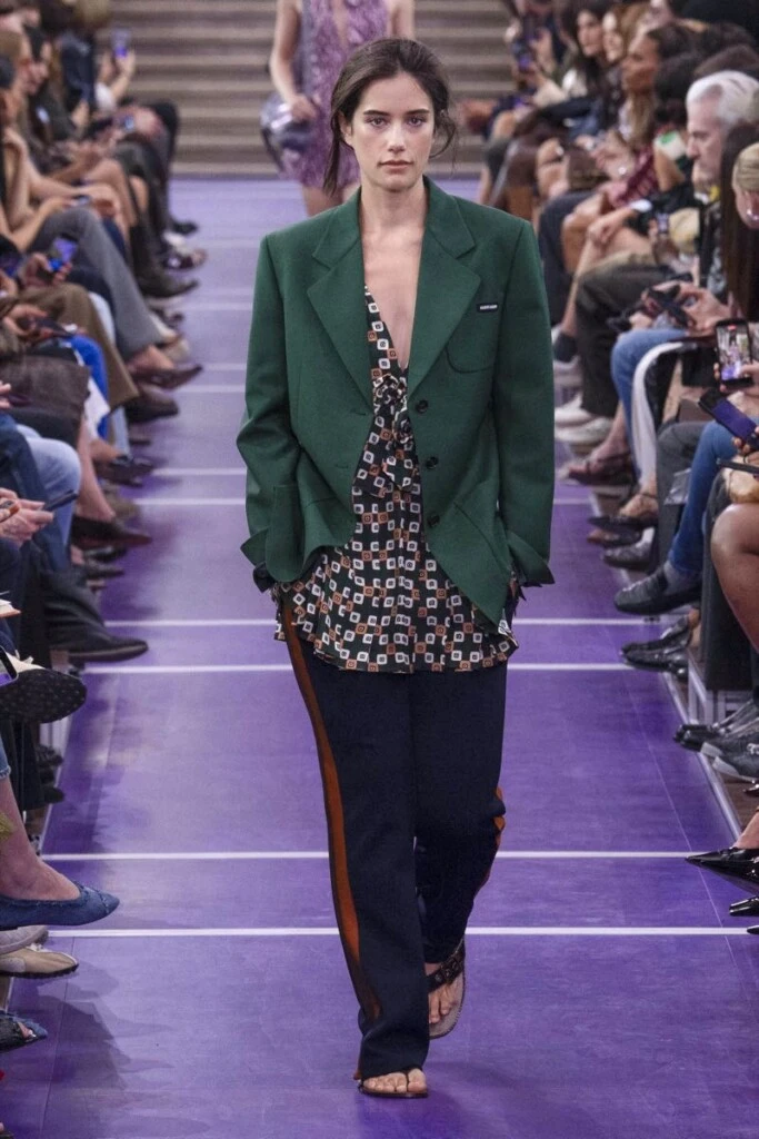 Ella Blue en el desfile de Miu Miu
