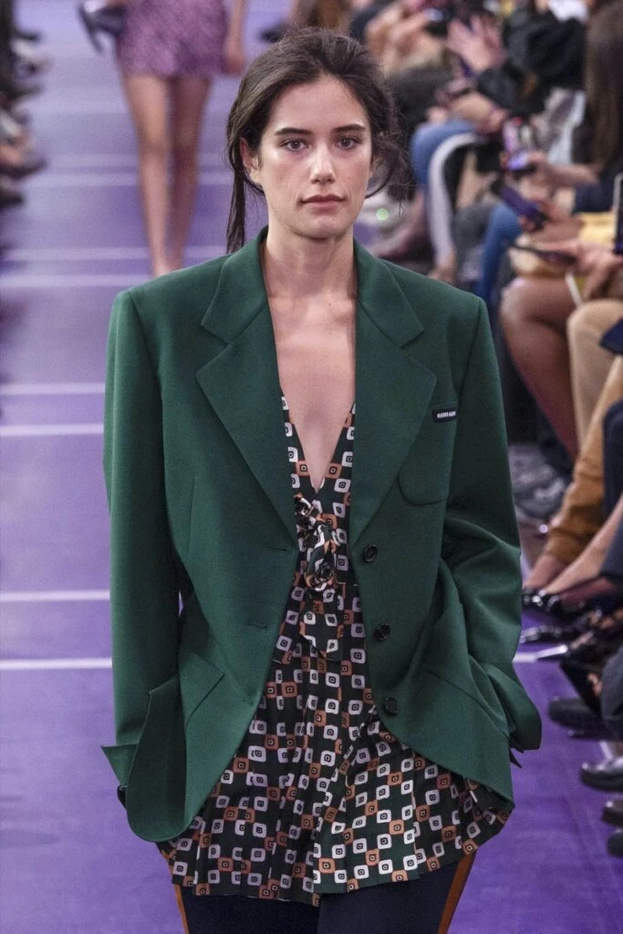 Ella Blue en el desfile de Miu Miu
