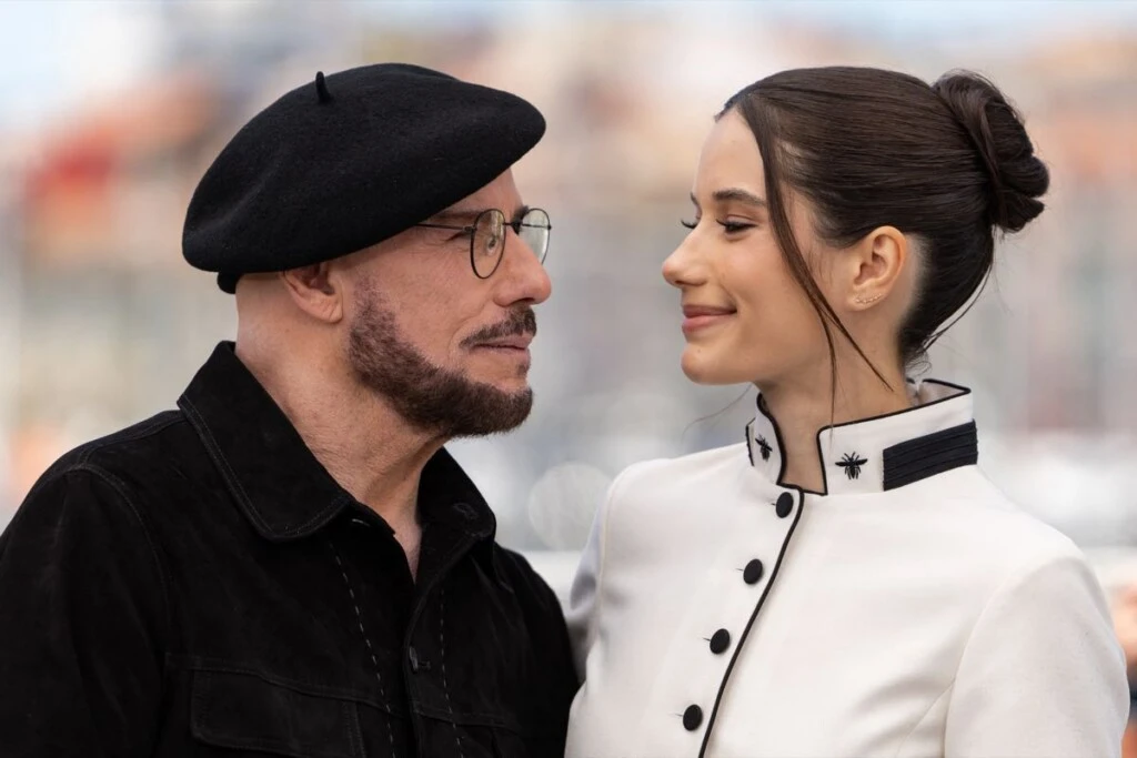 Ella Bleu Travolta, John Travolta’s daughter, makes her catwalk debut in Paris at the Miu Miu fashion show. John Travolta et sa fille Ella Bleue Travolta au photocall du film "Propeller One-Way Night Coach" lors du 79ème Festival International du Film de Cannes, France, le 16 mai 2026. — "Propeller One-Way Night Coach" photocall at the 79th annual Cannes Film Festival at Palais des Festivals on May 16, 2026 in Cannes, France.