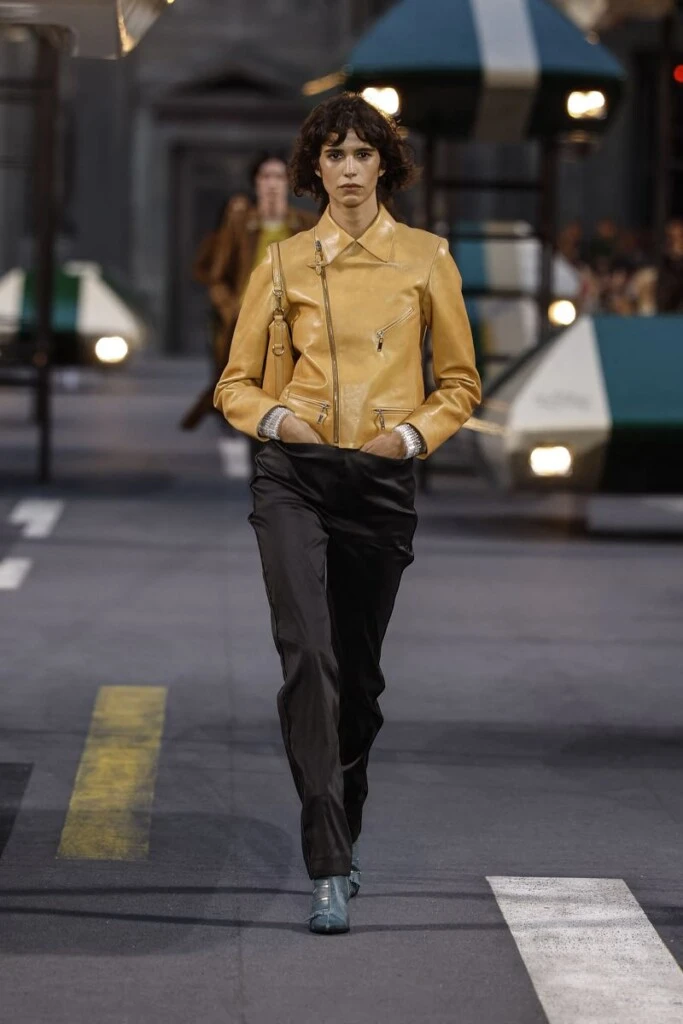El pantalón negro en el desfile de Louis Vuitton