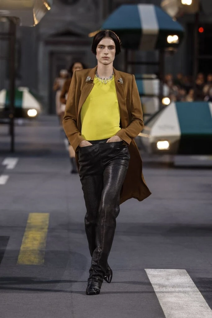 El pantalón negro en el desfile de Louis Vuitton