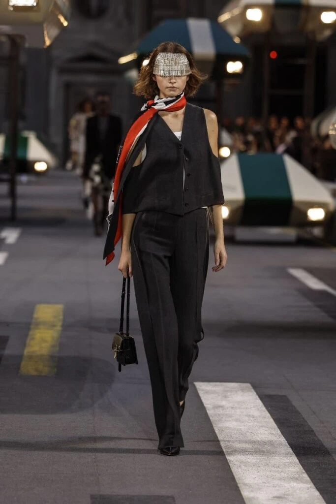 El pantalón negro en el desfile de Louis Vuitton