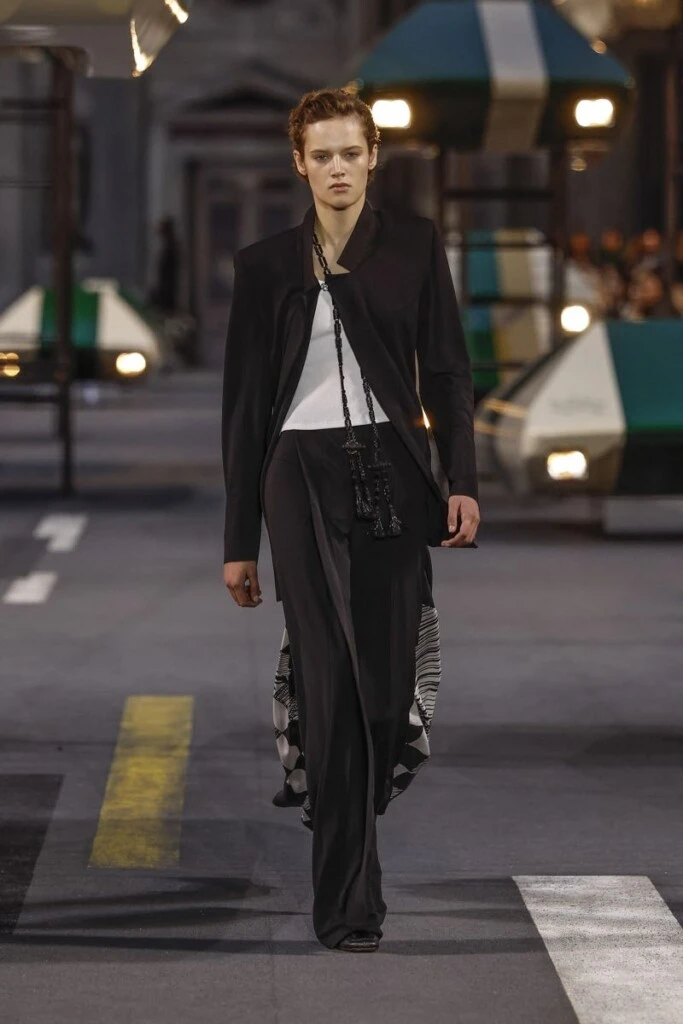 El pantalón negro en el desfile de Louis Vuitton