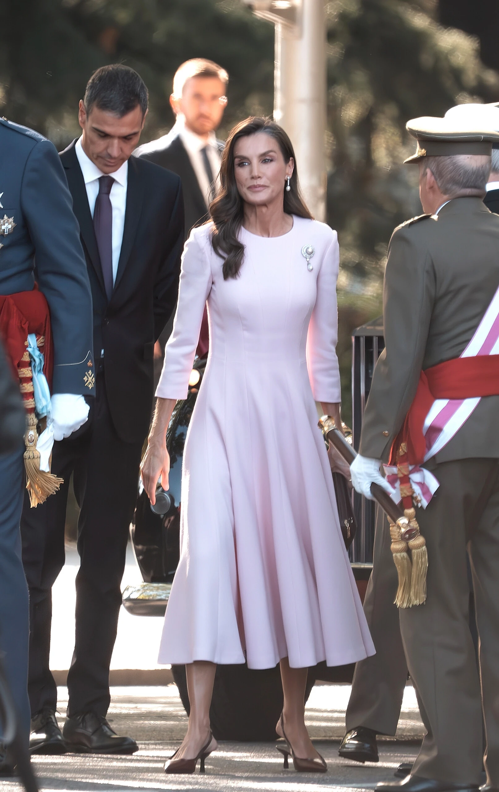 Letizia llevó un vestido en color rosa empolvado.