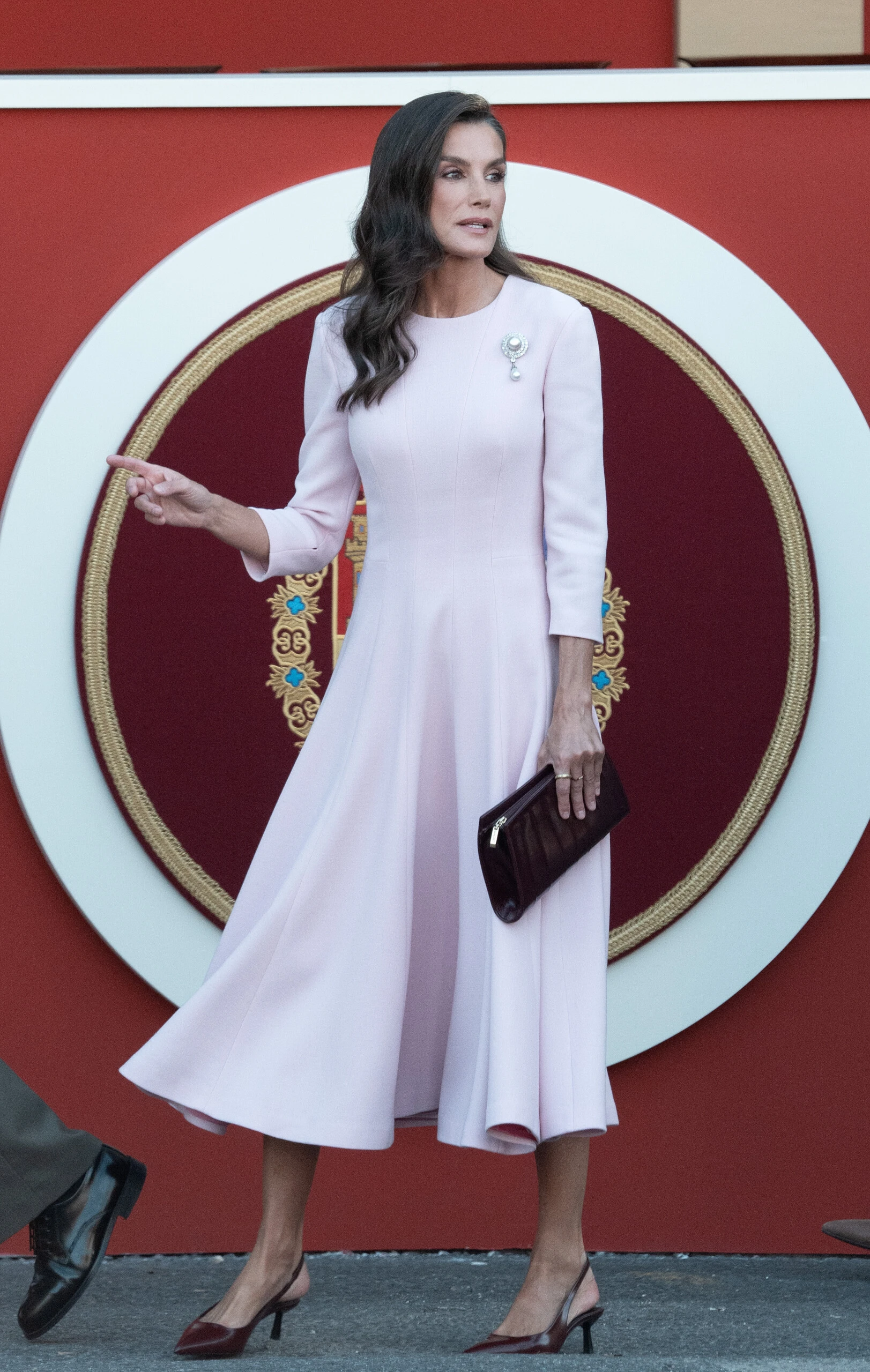 Letizia llevó un vestido en color rosa empolvado.