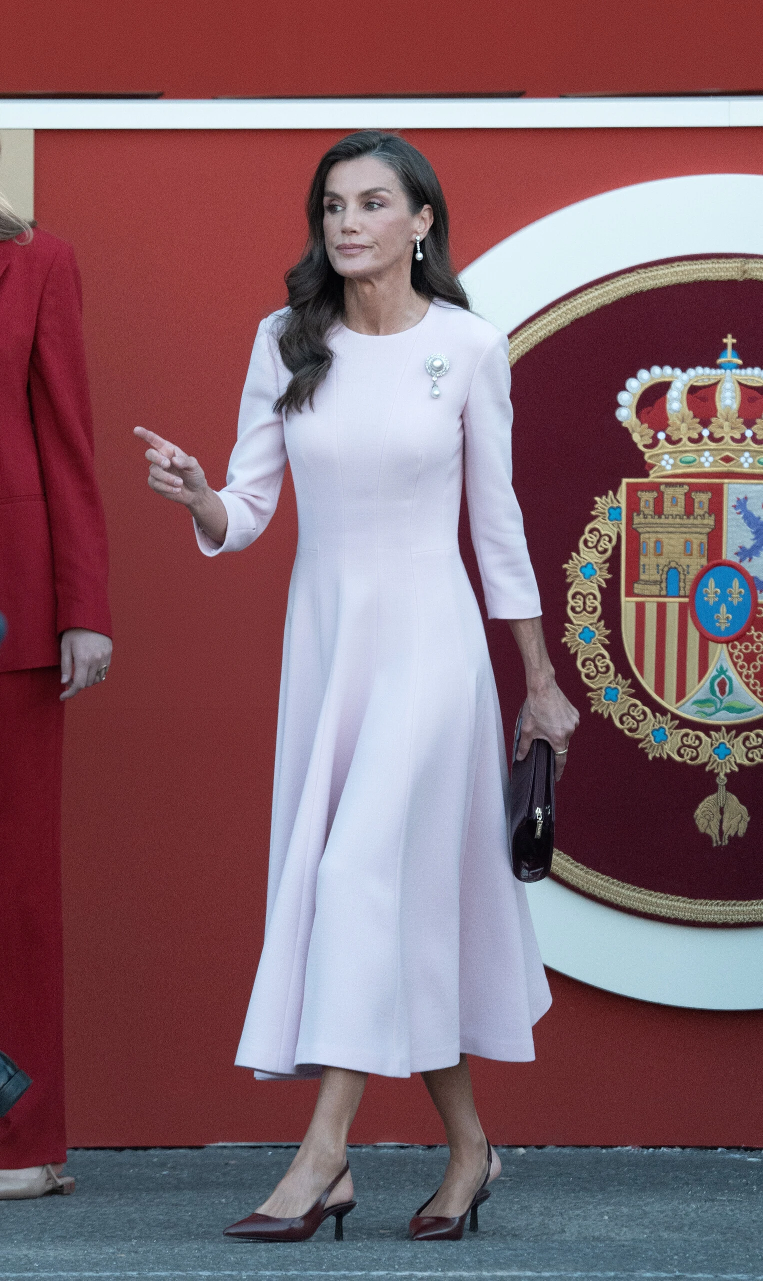 Letizia llevó un vestido en color rosa empolvado.