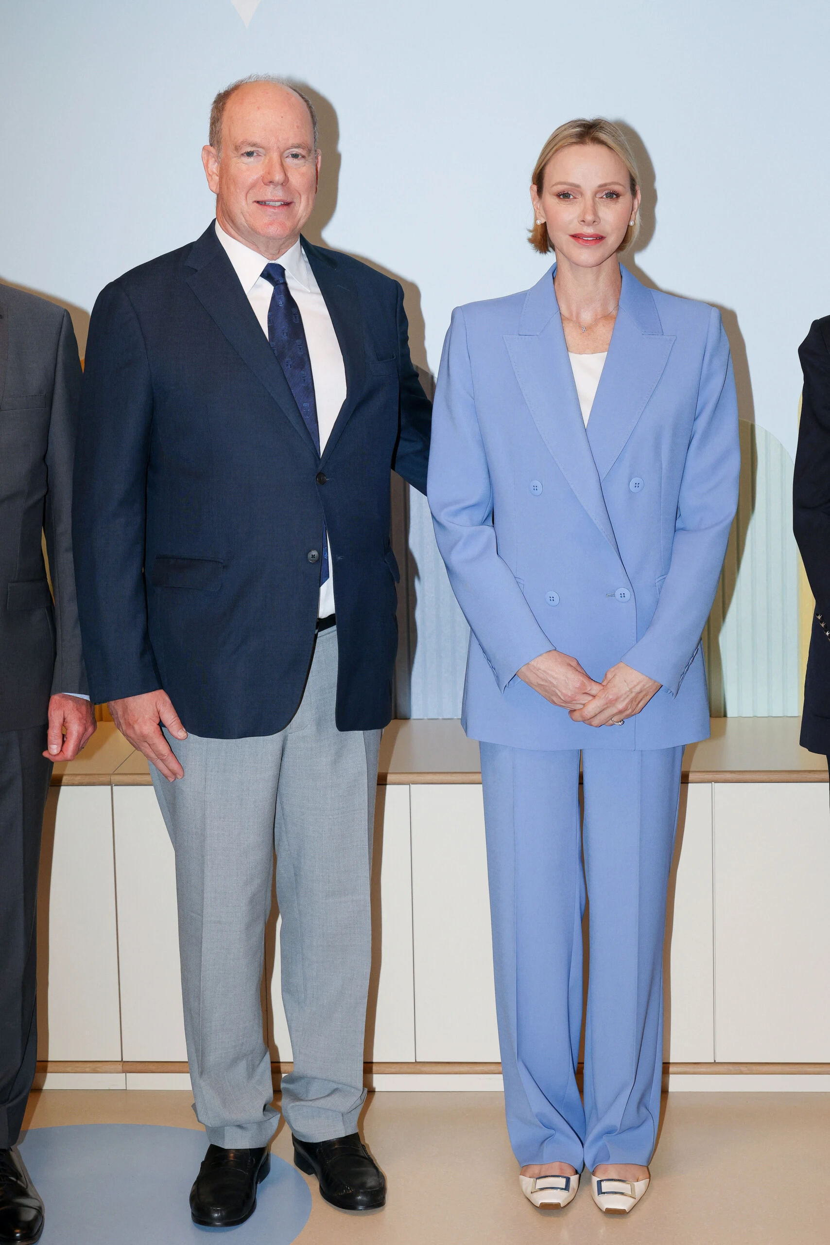 Charlène adoptó un traje de color azul cielo. 