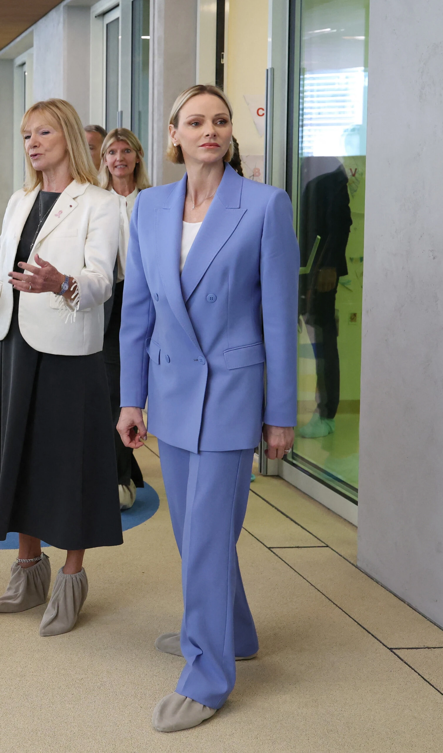 Charlène adoptó un traje de color azul cielo. 
