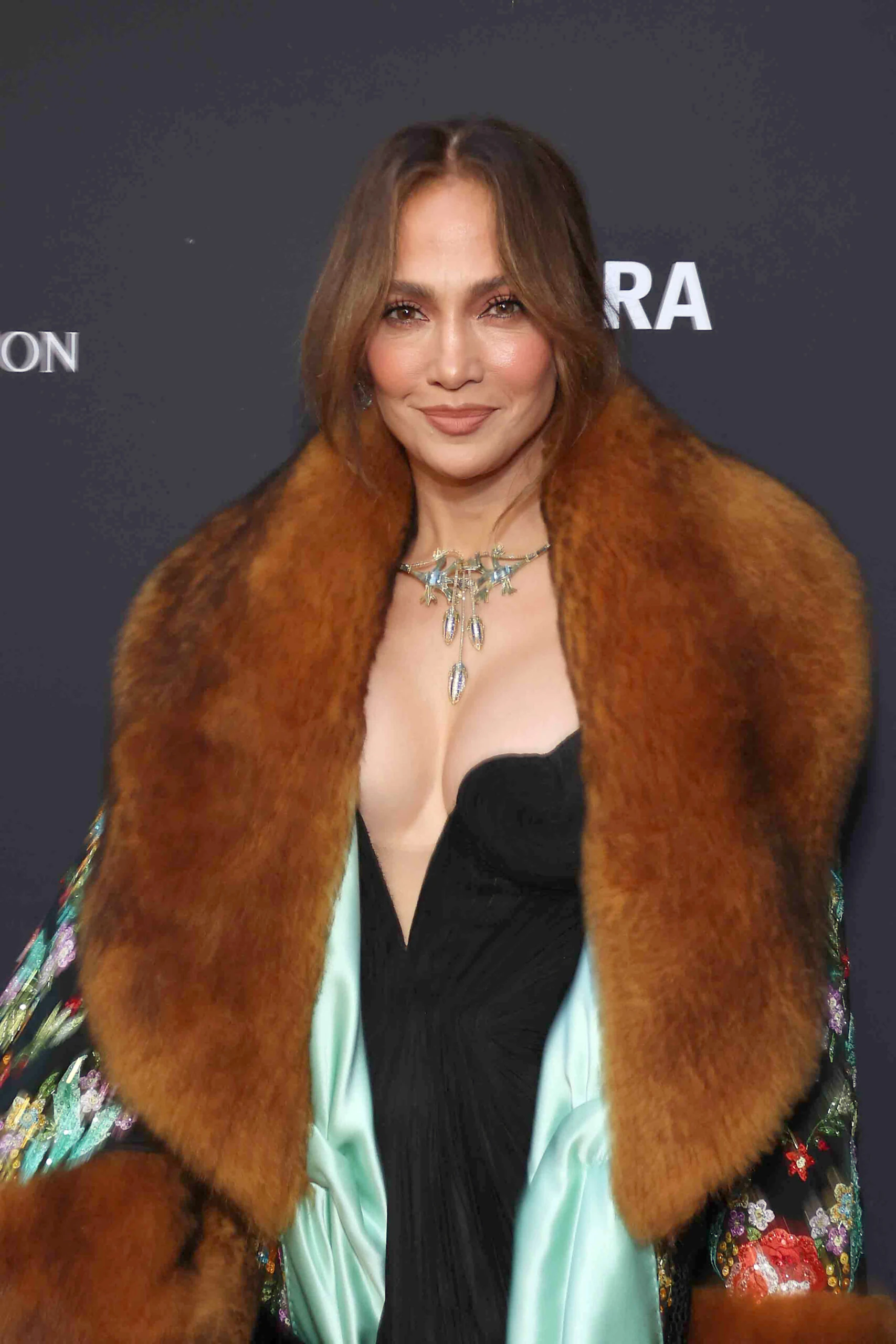 Jennifer Lopez apuesta por el brown makeup, la tendencia de belleza de la temporada