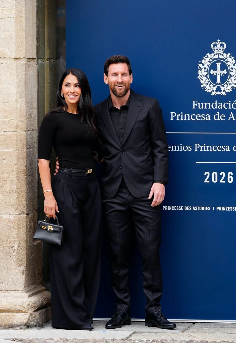 Lionel Messi y Antonella Roccuzzo eligieron looks coordinados en total black.