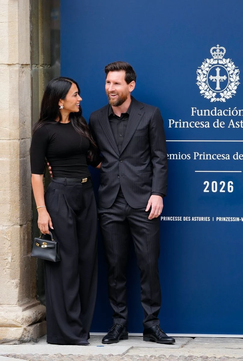 Lionel Messi y Antonella Roccuzzo eligieron looks coordinados en total black.