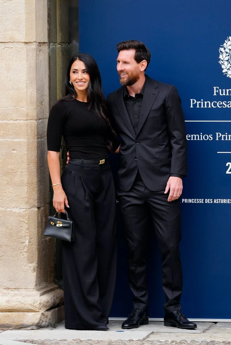 Lionel Messi y Antonella Roccuzzo eligieron looks coordinados en total black.