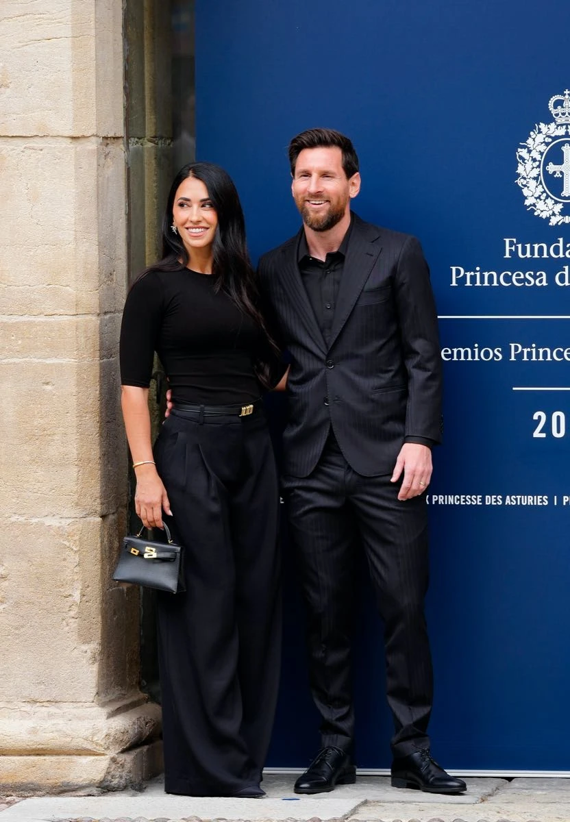 Lionel Messi y Antonella Roccuzzo eligieron looks coordinados en total black.