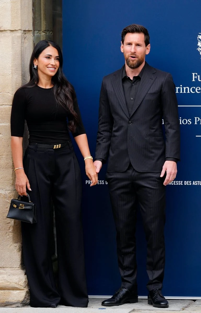 Lionel Messi y Antonella Roccuzzo eligieron looks coordinados en total black.