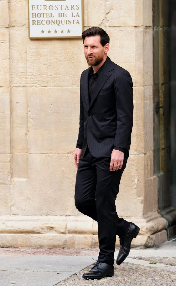 Lionel Messi y Antonella Roccuzzo eligieron looks coordinados en total black.