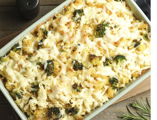 La receta fácil del día: fideos con brócoli, salsa blanca y queso, un almuerzo rico y rendidor