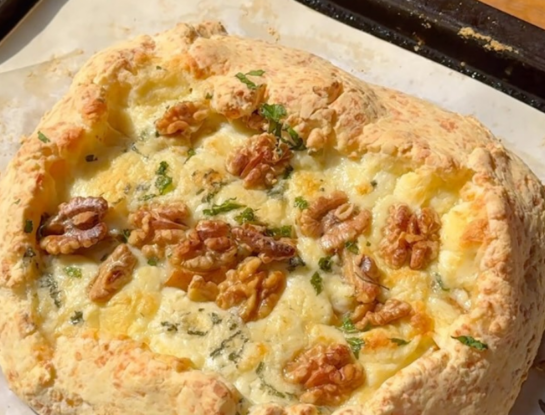 Galette de queso azul y peras: la receta con masa de chipá que sorprende por su combinación