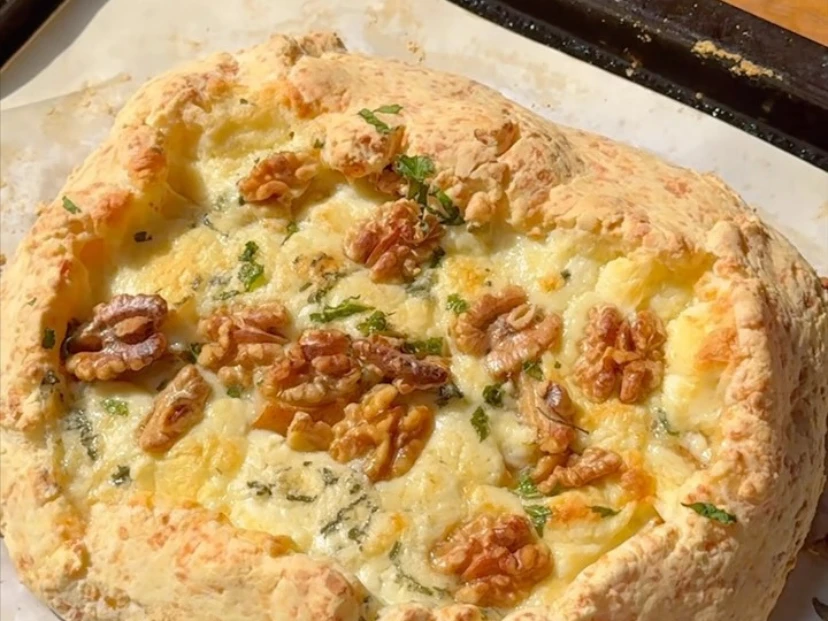 Galette de queso azul y peras la receta con masa de chipá que sorprende por su combinación