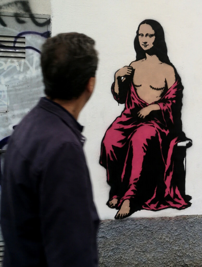 La figura conserva algunos de los rasgos más reconocibles del retrato original: la mirada serena, la leve sonrisa y la postura relajada.