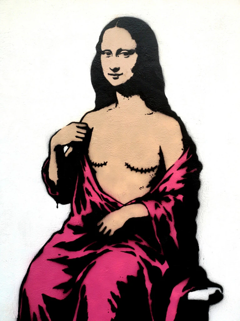 En la intervención, realizada sobre una pared blanca de Milán, la icónica Mona Lisa aparece sentada, descalza y con una túnica rosa que deja sus pechos al descubierto.