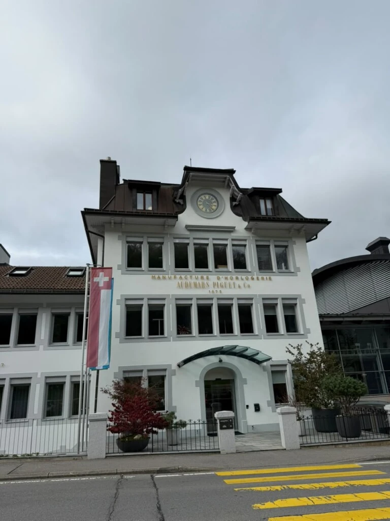 La experiencia continuó en una de las instalaciones de fabricación de Audemars Piguet, donde conoció distintas etapas del desarrollo y ensamblado de los relojes.