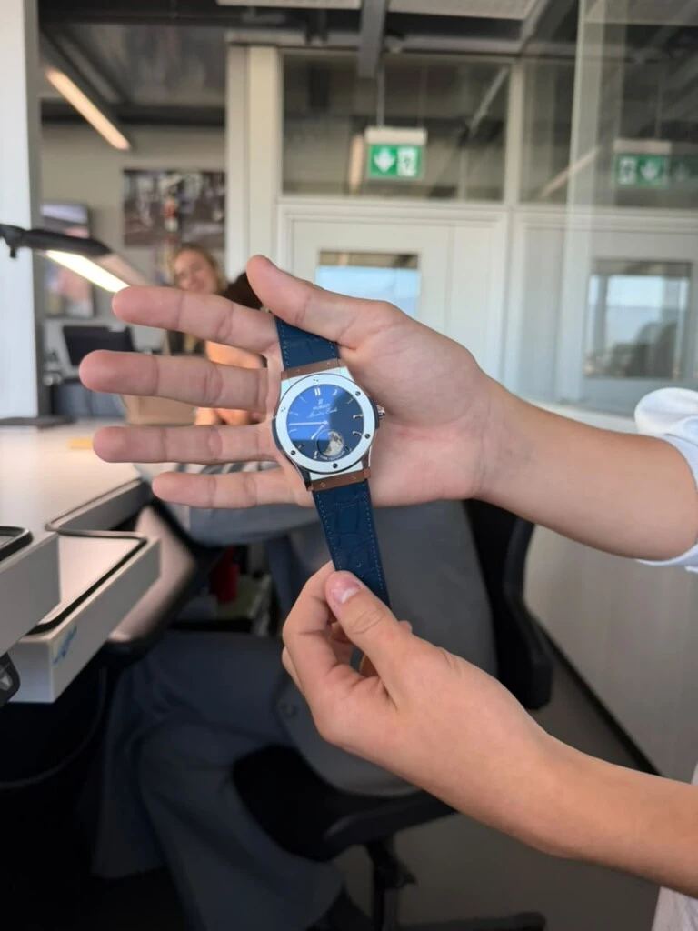 “En Hublot incluso pude intentar ensamblar un reloj. Pensé que iba a ser más fácil, pero fue todo un desafío. No es nada sencillo trabajar con piezas tan pequeñas y con tanta precisión. Me divertí muchísimo y fue una experiencia muy distinta a todo lo que había hecho”, recordó.
