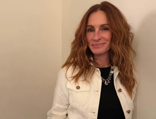 Julia Roberts y dos looks de entretiempo que elevan las prendas básicas