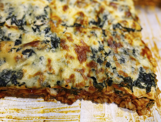Lasaña de avena con carne y espinaca: una receta saludable y fácil para el almuerzo