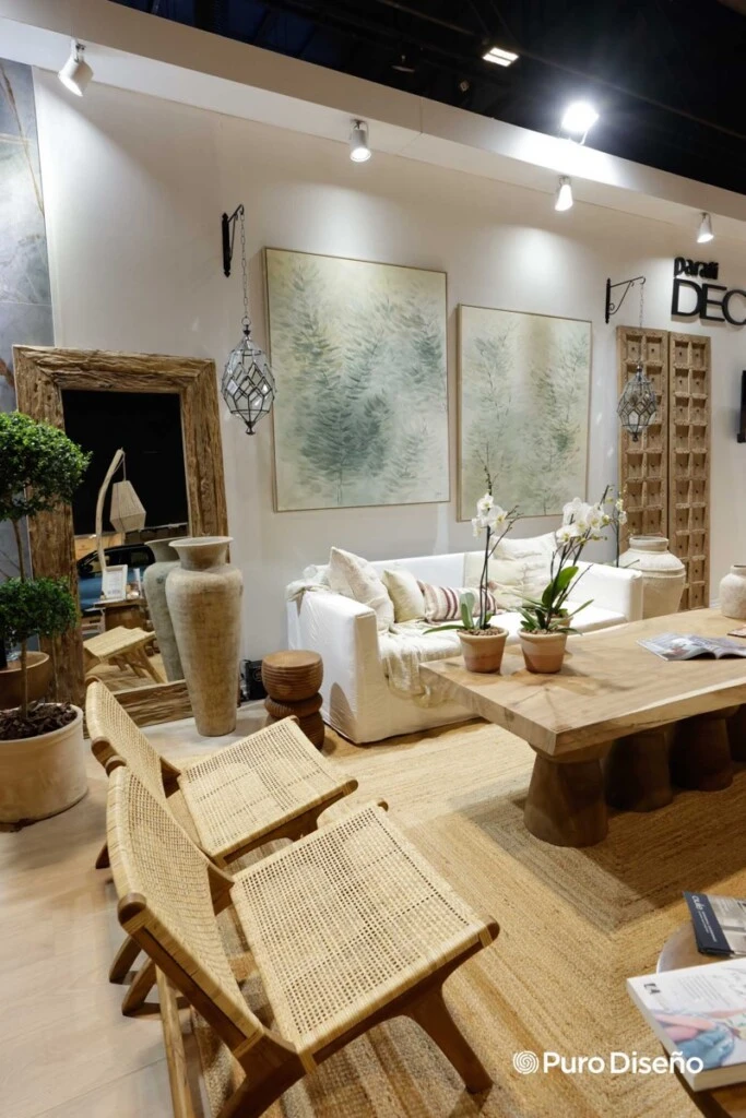 Mobiliario natural, verde natural y en las obras de Josefina Fernández Brital.