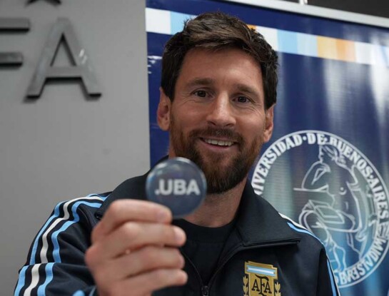 Messi recibió el Doctorado Honoris Causa de la UBA: las fotos del momento, horas antes de su despedida de la Selección