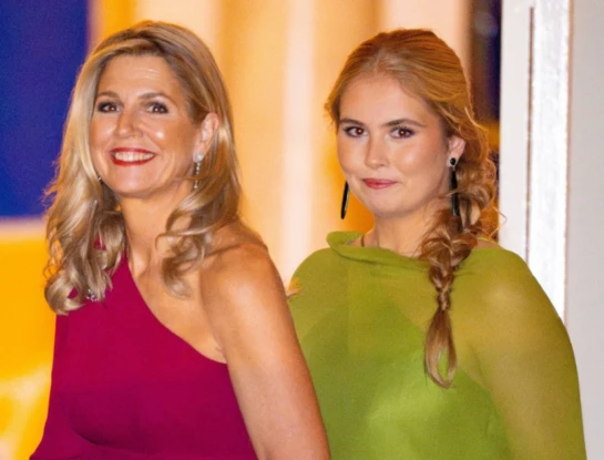 Máxima y Amalia llevaron el monocromo a una gala con estilos opuestos