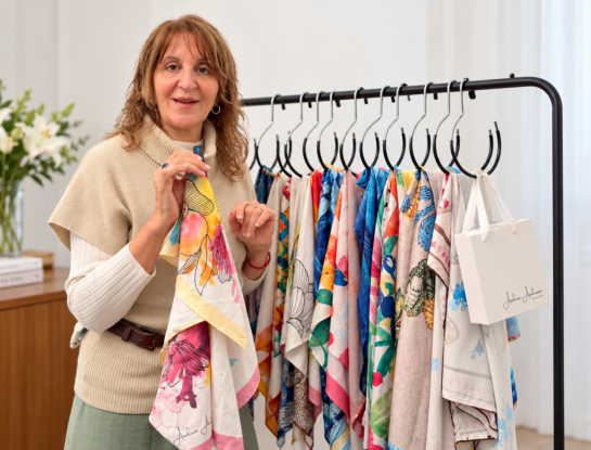 Andrea Andriano, de la alta costura a los pañuelos de seda: el arte de transformar recuerdos en moda