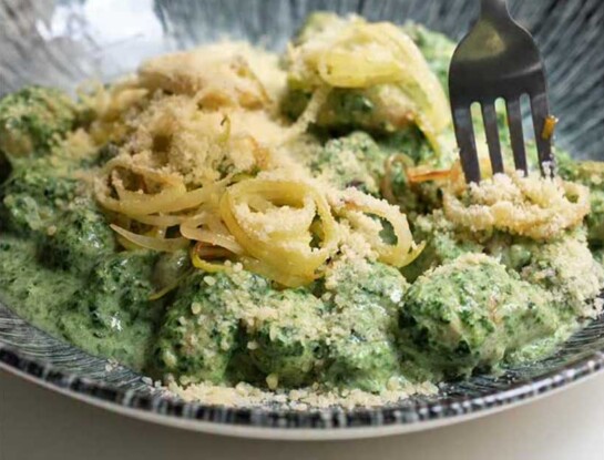 Ñoquis de coliflor con salsa de espinaca y queso: una receta fácil y diferente para el almuerzo