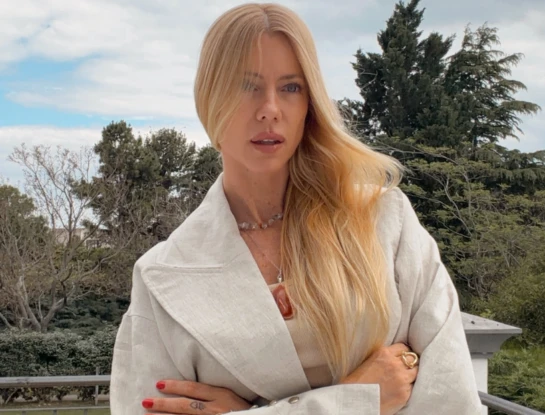 Nicole Neumann mezcló sastrería y denim en un look con espíritu urbano