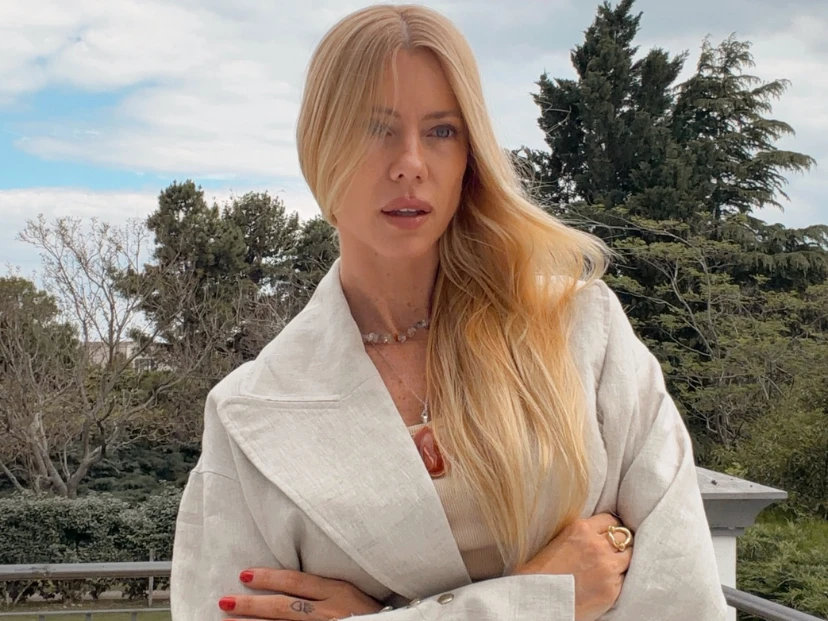 Nicole Neumann mezcló sastrería y denim en un look con espíritu urbano