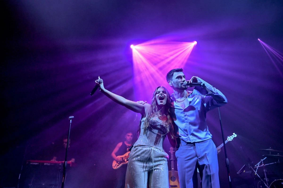 Noa Kirel y Agustín Bernasconi cantando