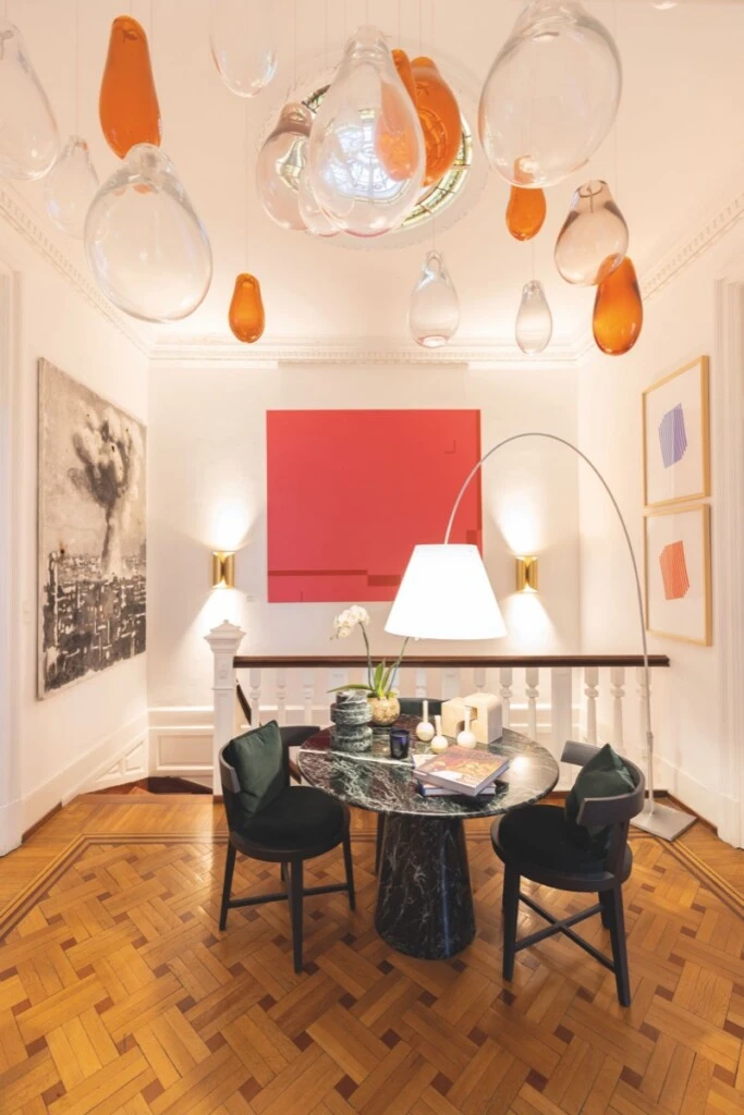 La arquitectura francesa dialoga con mobiliario y obras de arte contemporáneo.